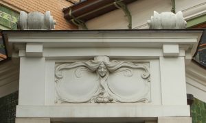 Третий этаж украшен характерными для модерна лепными маскаронами — барельефами в виде женских головок с разметавшимися волосами (справа — вид анфас). Они изображают Лорелею — нимфу из немецкой мифологии.