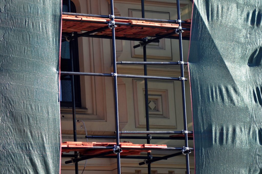 Капитальный ремонт дома в стиле конструктивизм в Красносельском районе завершат к концу октября