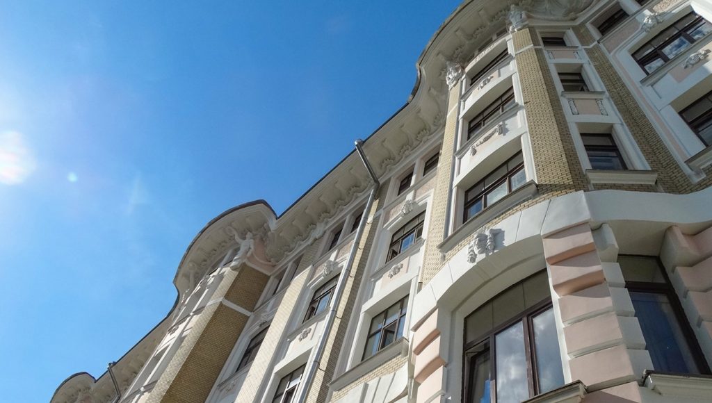 Реконструкцию фасадов жилых домов завершат в Красносельском районе