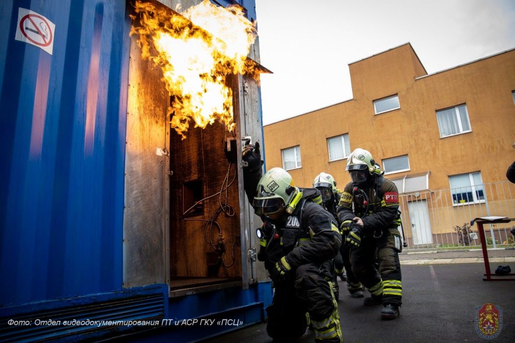В Пожарно-спасательном центре проходят тренировки по спасению людей из задымленного помещения