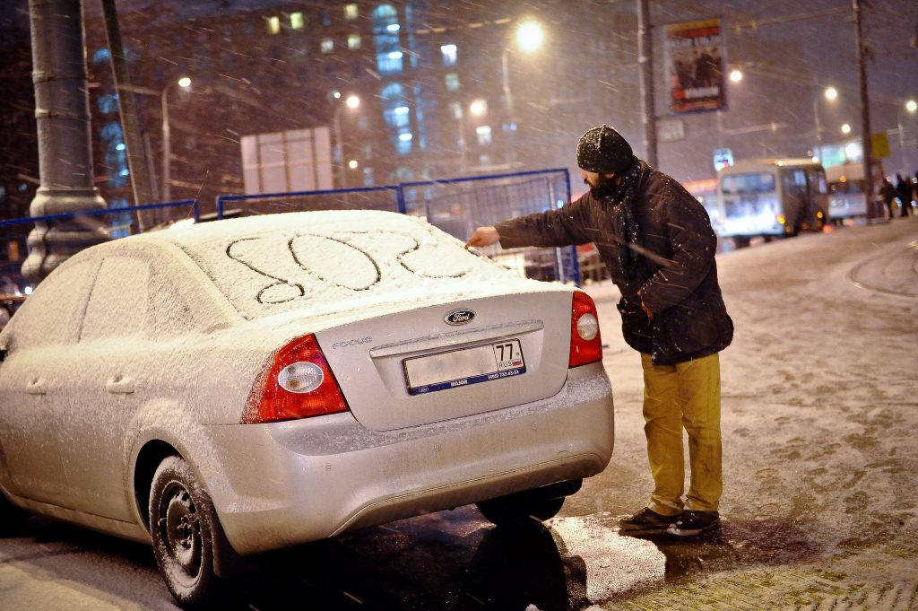 Москвичам пообещали три ночи снега