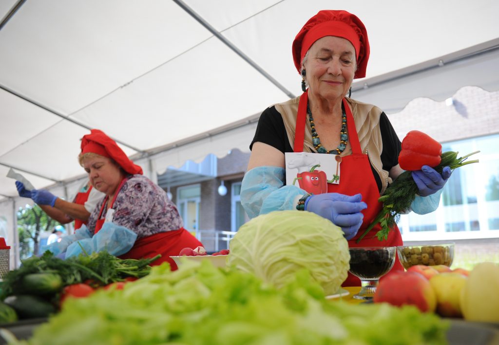 Московские пенсионеры научат молодых блогеров готовить блюда по своим рецептам