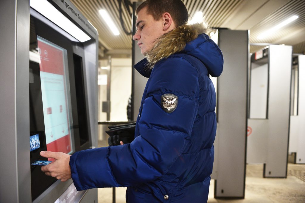 Терминал безналичного пополнения «Троек» появился на станции метро «Комсомольская»