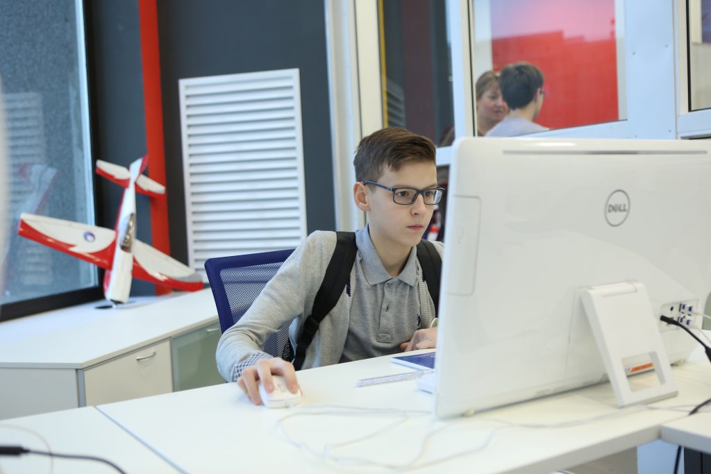 Детские технопарки пригласили школьников на онлайн-занятия во время каникул