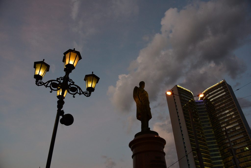 Еще 50 тысяч умных фонарей установят в Москве в этом году
