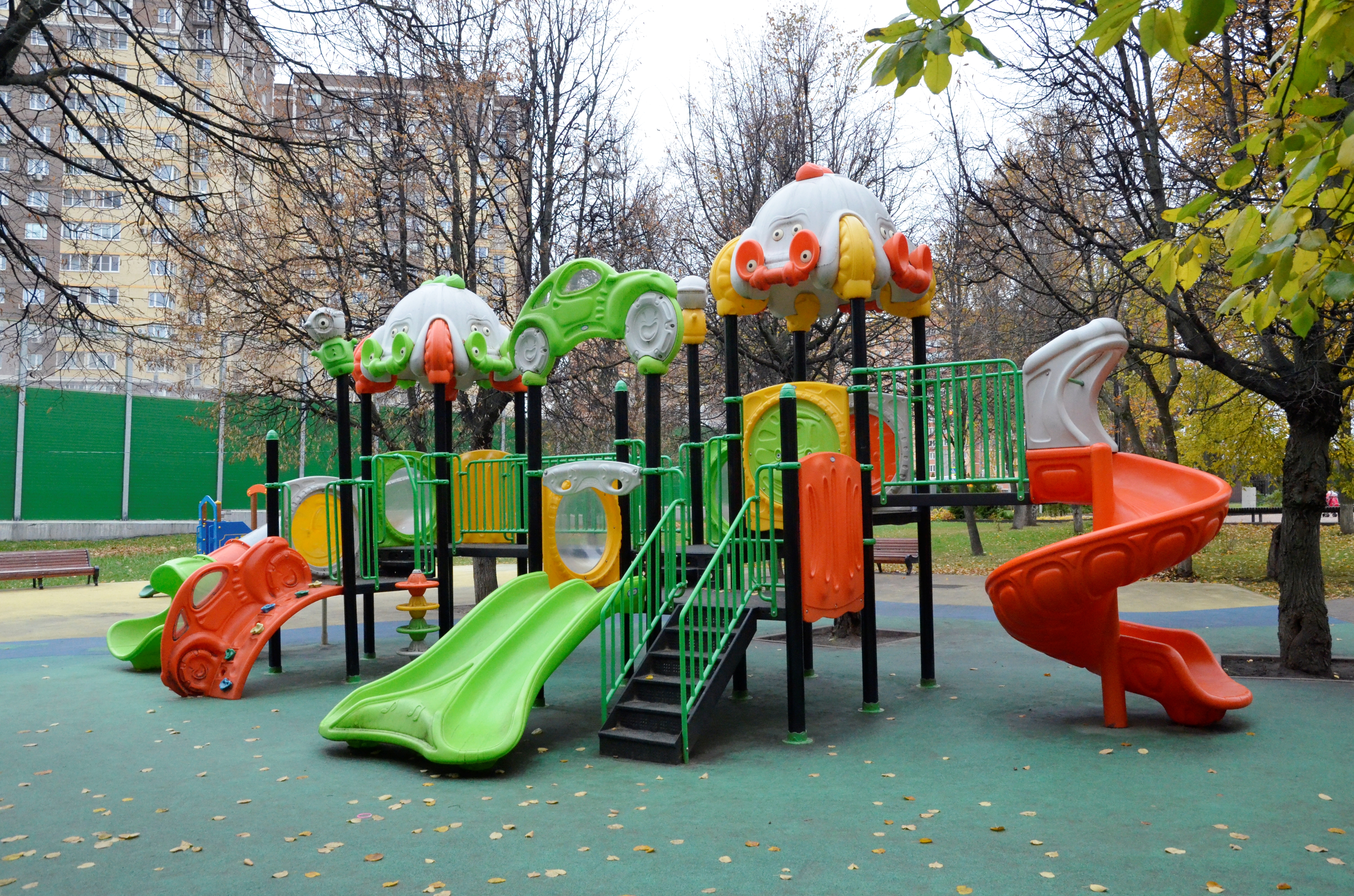 Горку и качели обновят на детской площадке в Красносельском районе. Фото: Анна Быкова