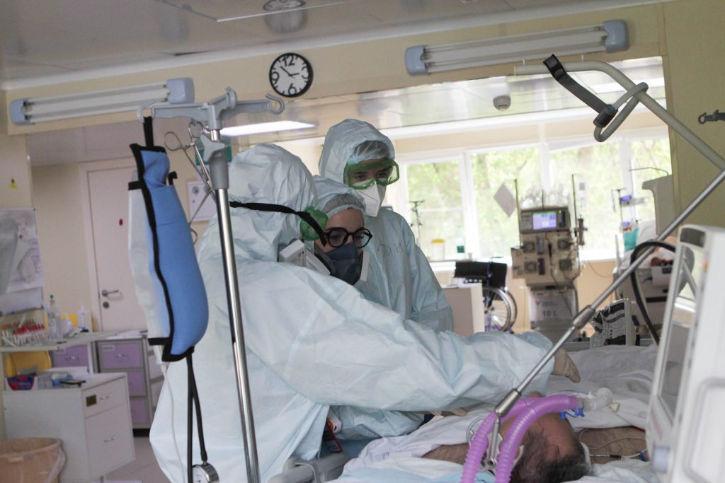 21 октября 2020 года. Сотрудники городской клинической больницы № 52 помогают пациенту с коронавирусом. Фото: пресс-служба ГКБ №52