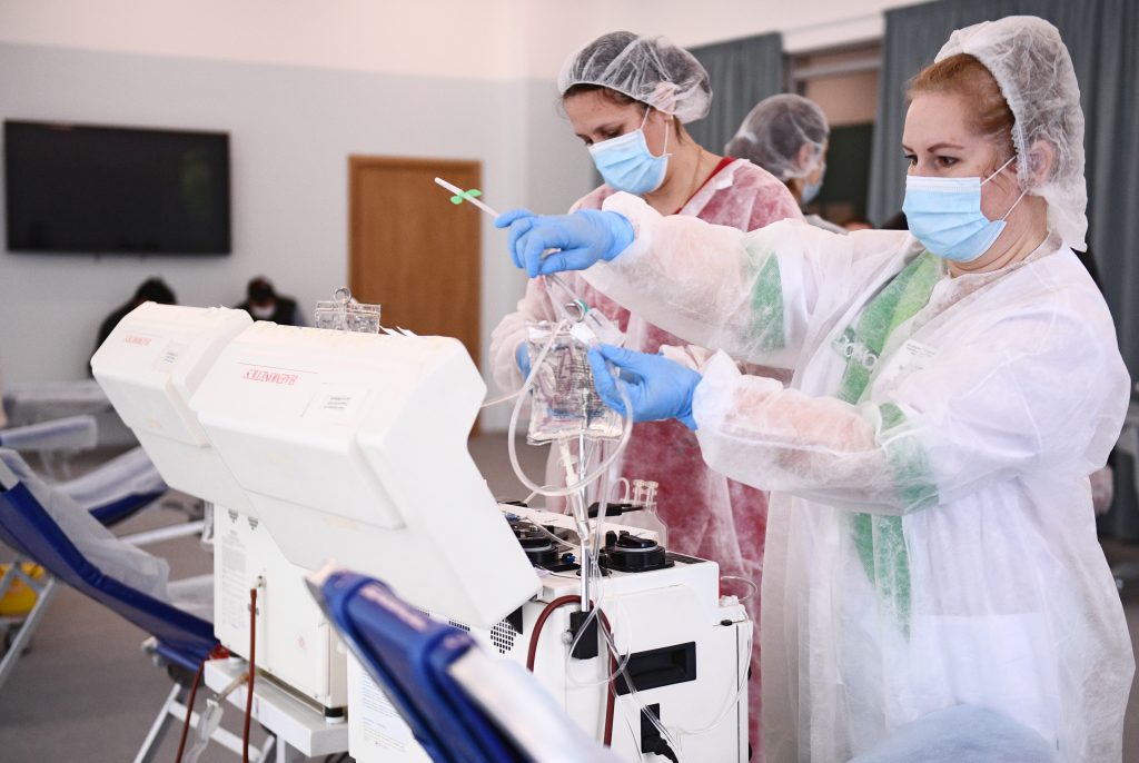 26 мая 2020 года. Медицинские работники готовят необходимую аппаратуру для переливания крови. Фото: Евгений Одиноков / РИА НОВОСТИ