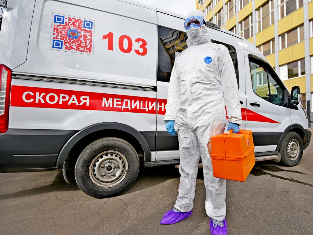 Почти семь тысяч москвичей заразились COVID-19 за сутки