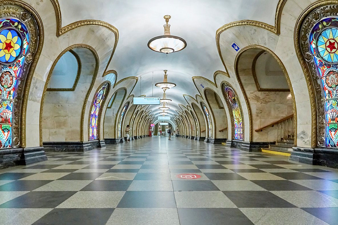 У метро новослободская