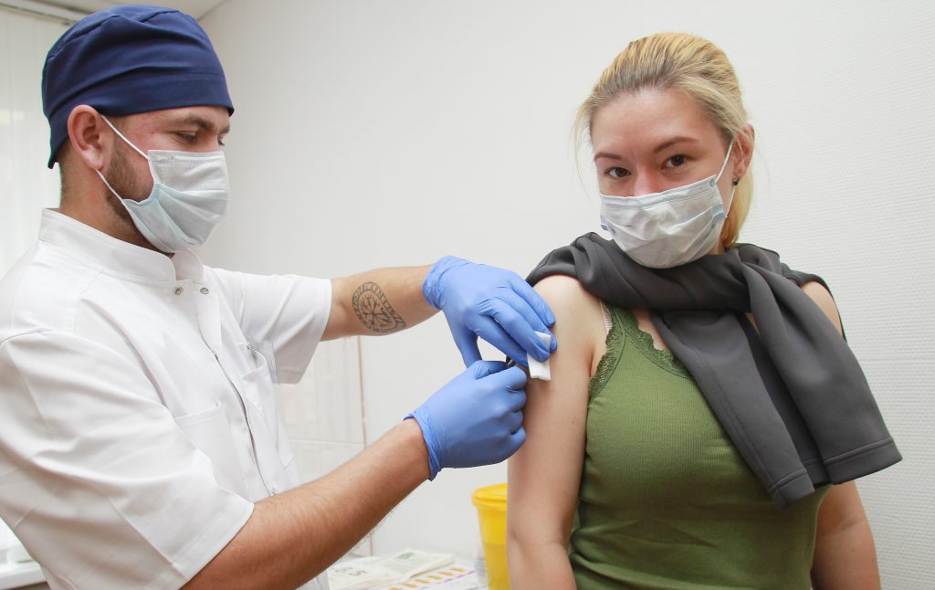 Более 400 тысяч москвичей посетили мобильные пункты вакцинации от гриппа
