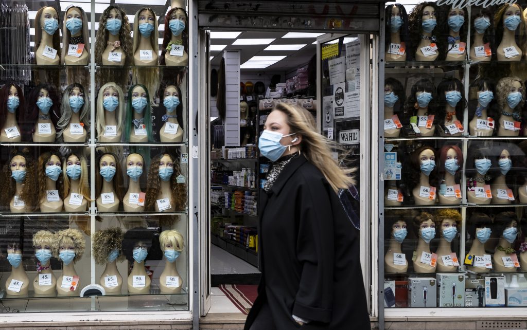 28 октября 2020 года. В Париже (Франция) с конца июля маски стали обязательным атрибутом в общественных местах и на улице. Фото: ЕРА/ТАСС