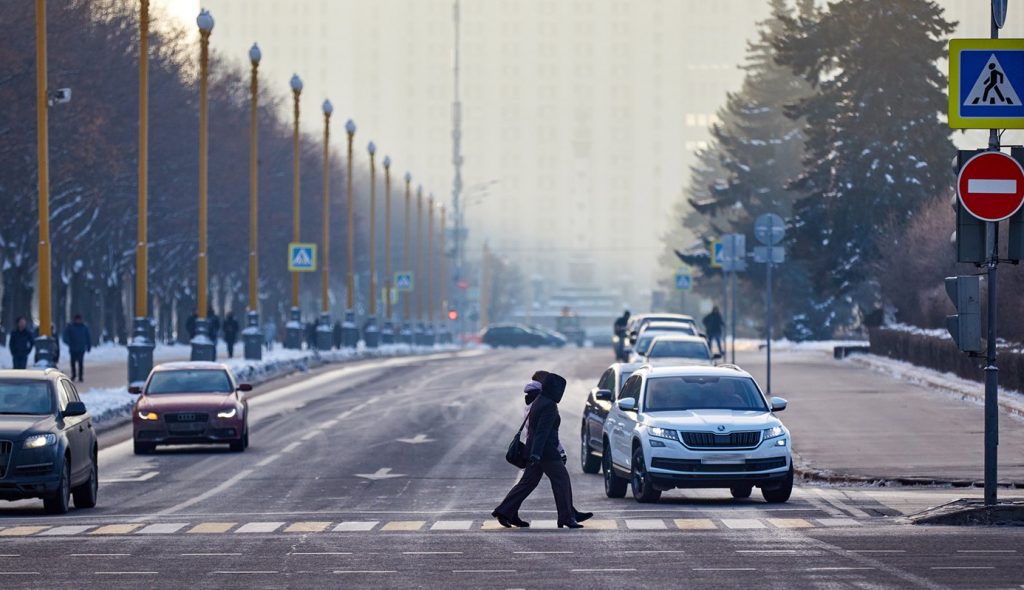 Обработку дорог против гололеда начали в районах Центрального округа в связи с погодными условиями. Фото: сайт мэра Москвы