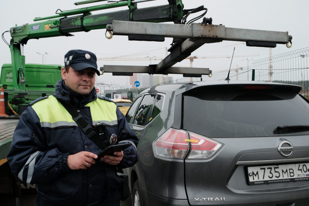 Московские эвакуаторы вывезли 13 тысяч авто с парковок для инвалидов