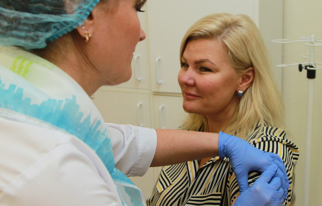 Почти 900 тысяч москвичей привились от гриппа на рабочем месте