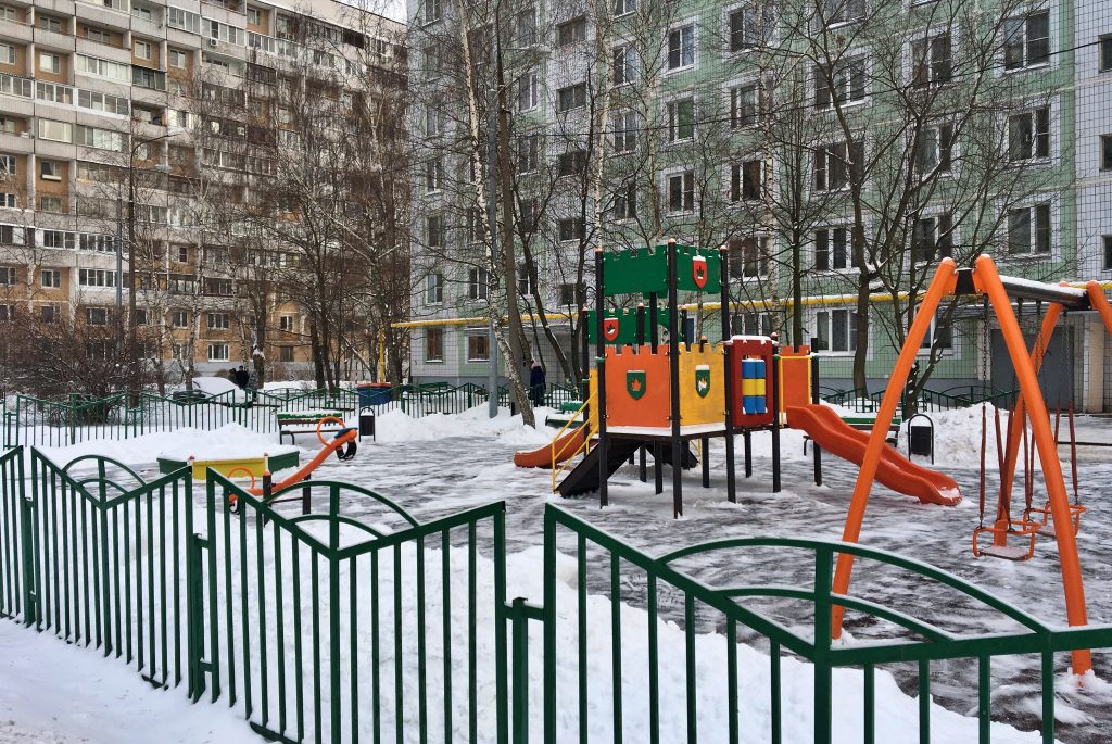 Игровые комплексы обновили на площадках в Красносельском районе