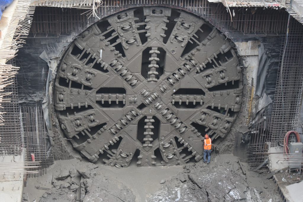 Строительство тоннеля между станциями «Лианозово» и «Физтех» началось в метро Москвы