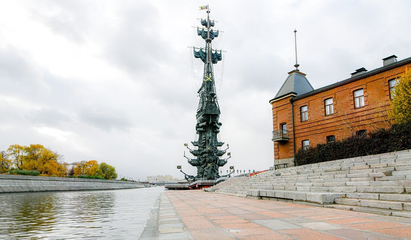 Памятник петру 1 в москве на москве реке