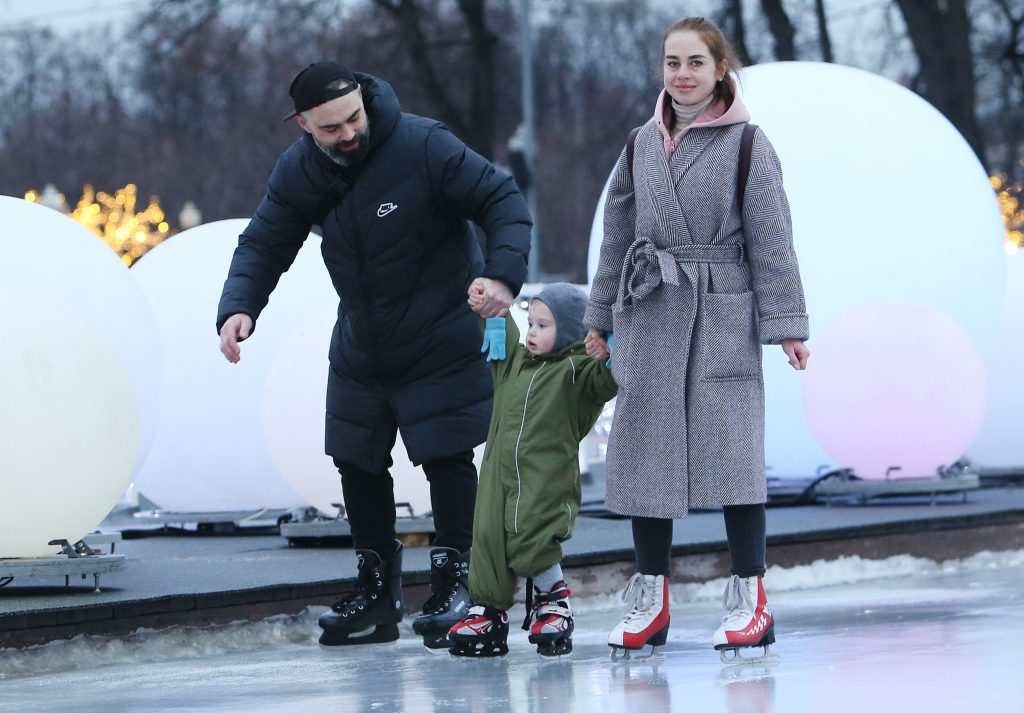 Москвич Федор Орлов впервые вышел на лед в Парке Горького вместе с папой Максимом и мамой Викторией. Фото: Наталия Нечаева, «Вечерняя Москва»