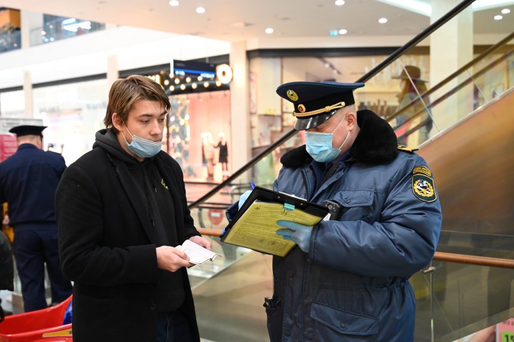 В торговых центрах САО за день оштрафовали 68 покупателей без масок и перчаток. Фото: Алексей Орлов, «Вечерняя Москва»