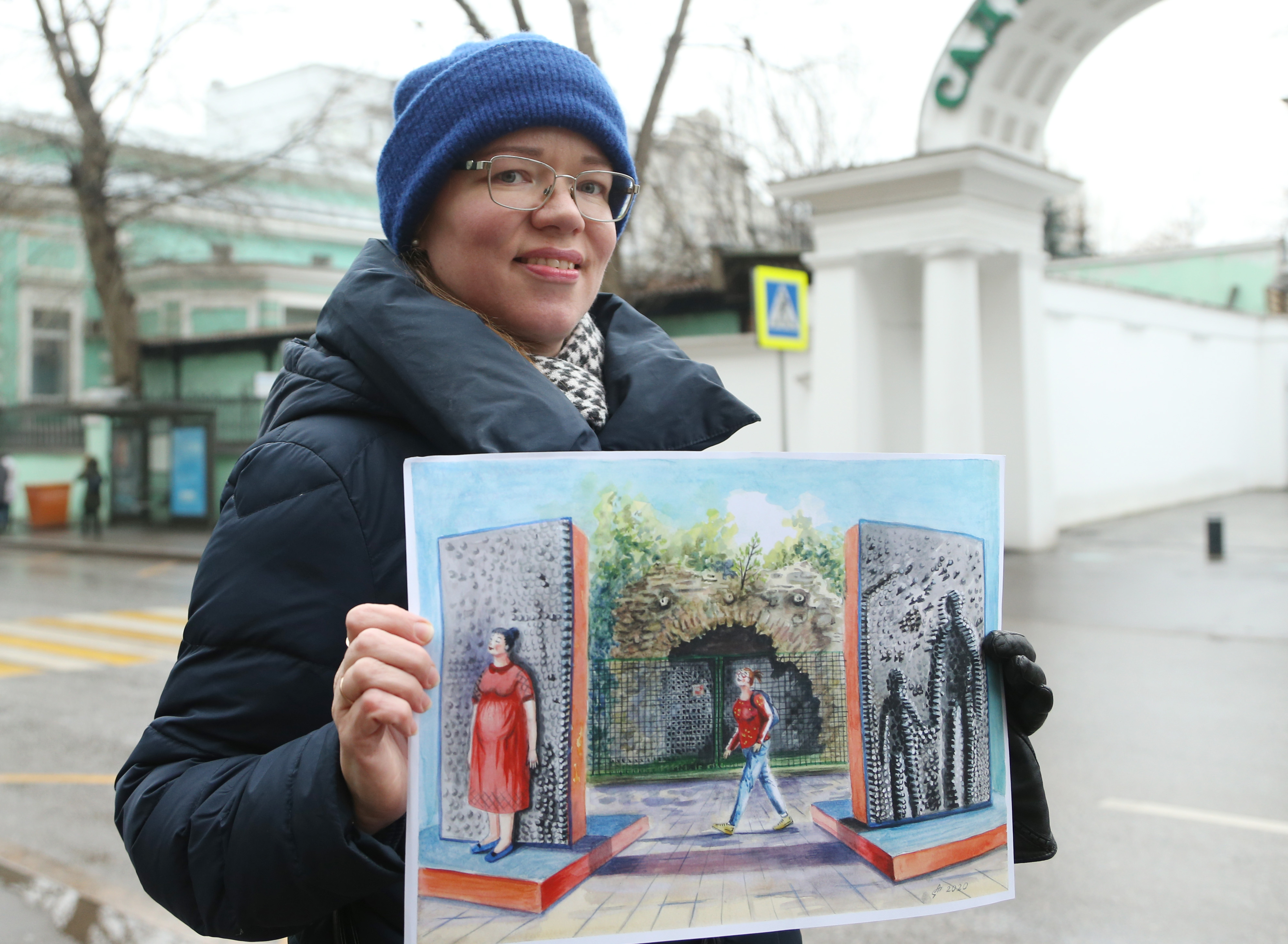 28 ноября 2020 года. Художница Анна Стриженко показывает свою работу во время прогулки-экскурсии. Фото: Наталия Нечаева