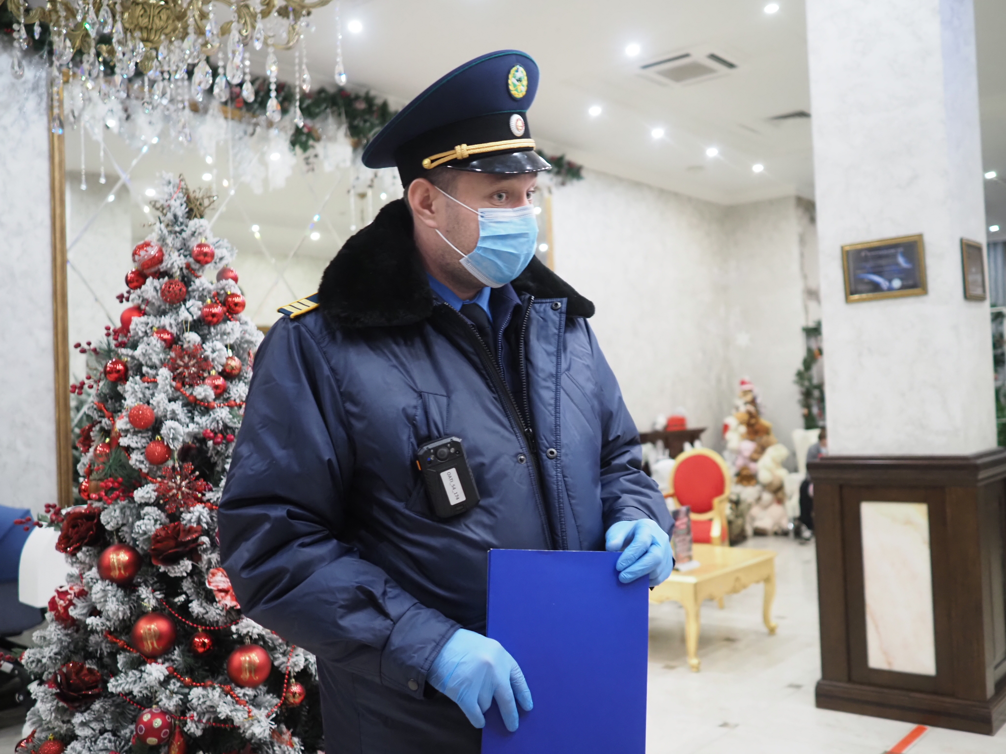 7 декабря 2020 года. Главный инспектор Сергей Михайлов проверяет танцстудию. Фото: Антон Гердо, «Вечерняя Москва»