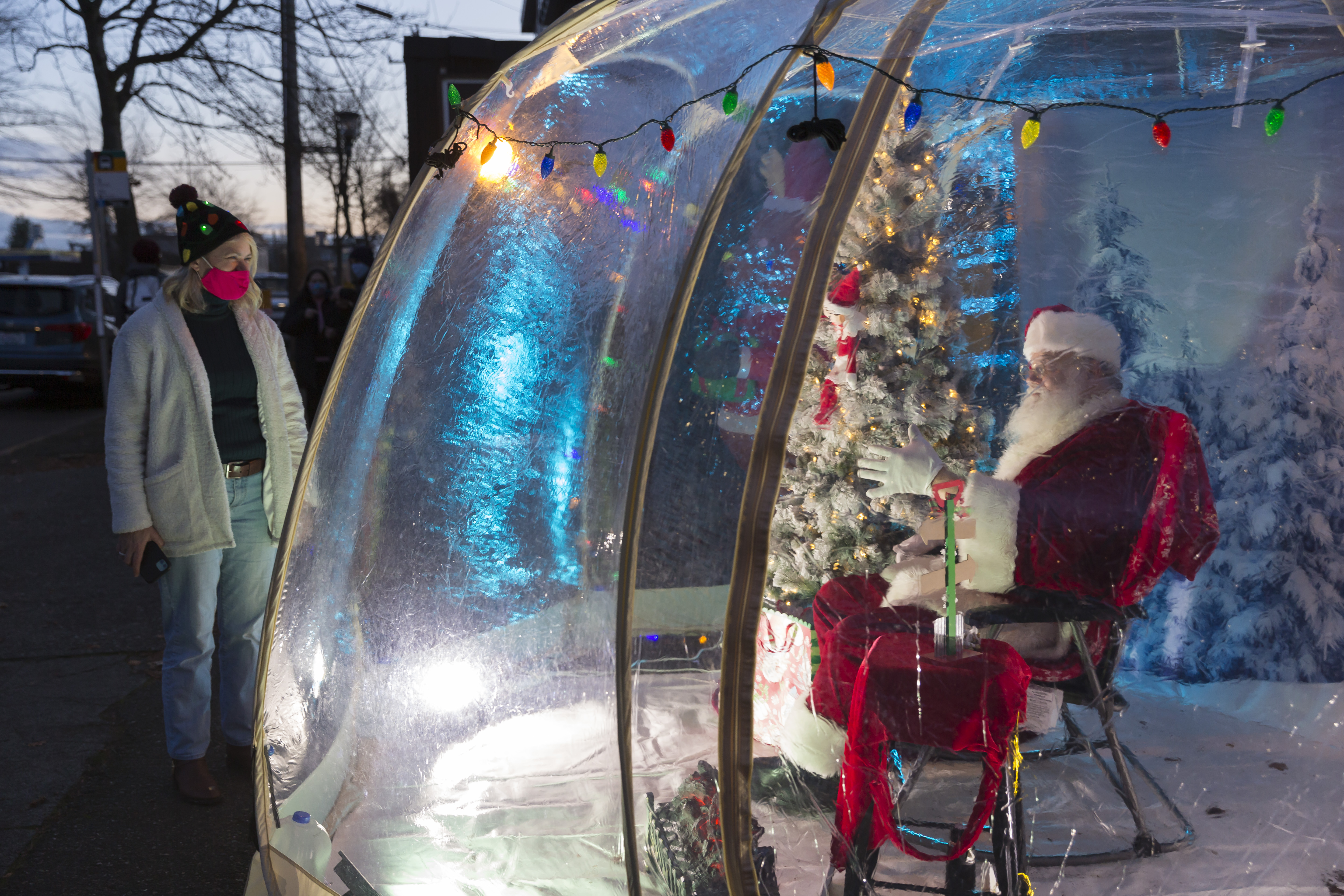 6 декабря 2020 года. Санта-Клаус в Сиэтле (США) принимает посетителей в защитном пластиковом шаре. Фото: ZUMA/TAC 