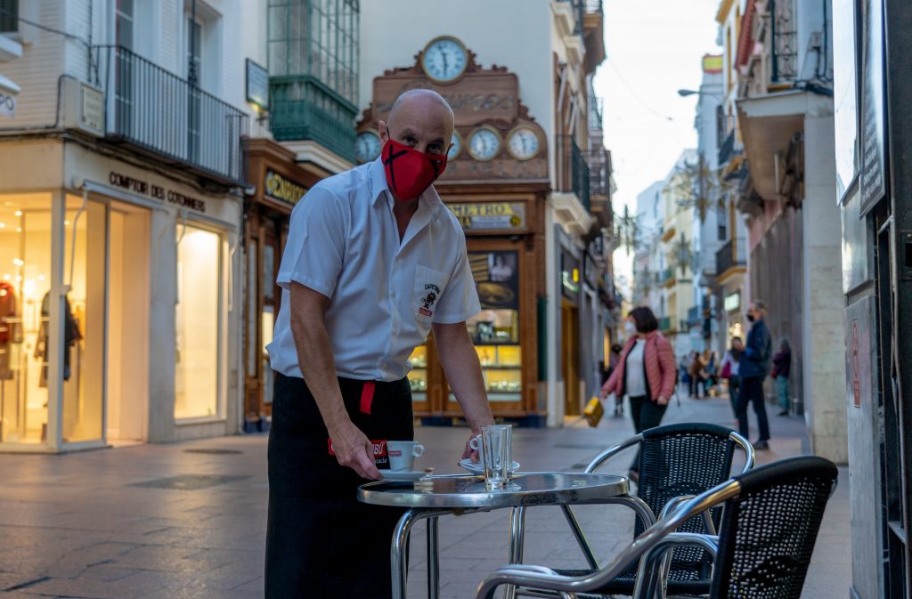 10 ноября 2020 года. В Севилье (Испания) ужесточили ограничения: бары и кафе закрываются после 18:00. Фото: ZUMA/TASS