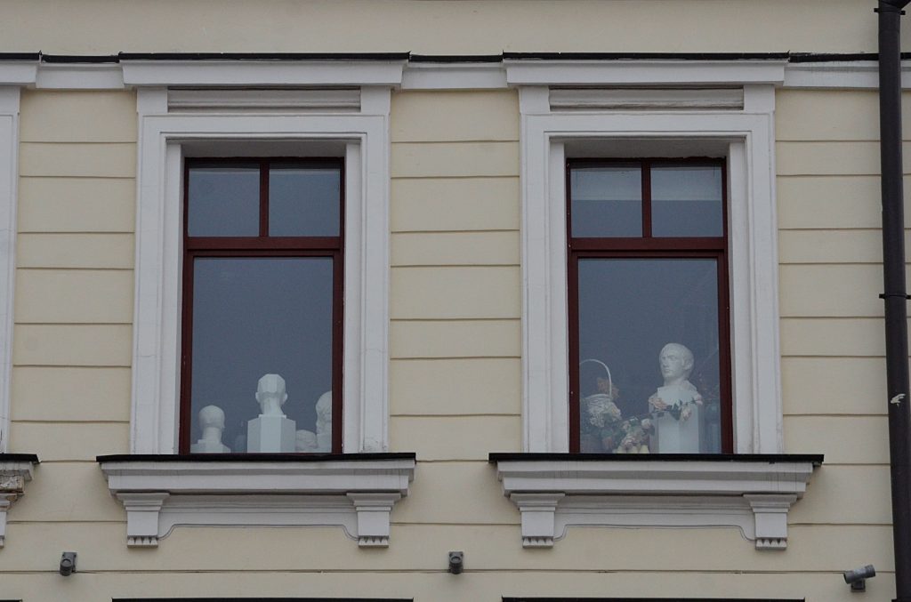 Оконные блоки обновили в жилом доме в районе Арбат. Фото: Анна Быкова