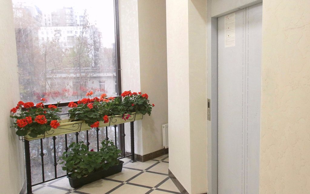 Капитальный ремонт в жилом доме Пресненского района скоро завершат