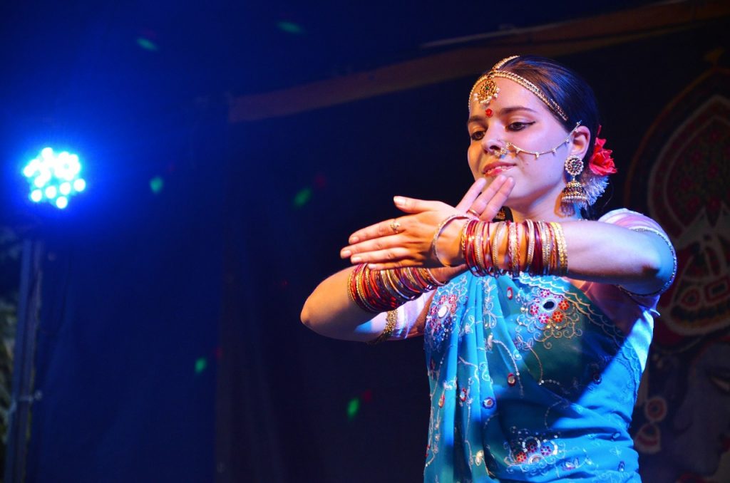 Новогоднюю онлайн-программу с индийскими танцами подготовили в Доме культуры «Гайдаровец»