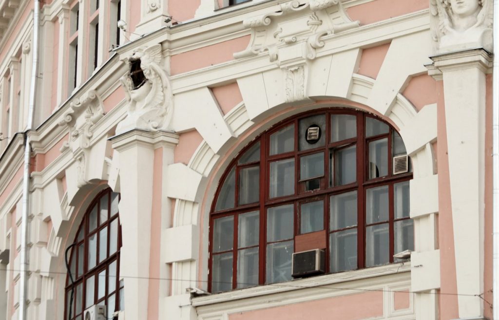 Сотрудники «Жилищника» очистили фасады домов в Басманном районе от несанкционированных надписей. Фото: сайт мэра Москвы