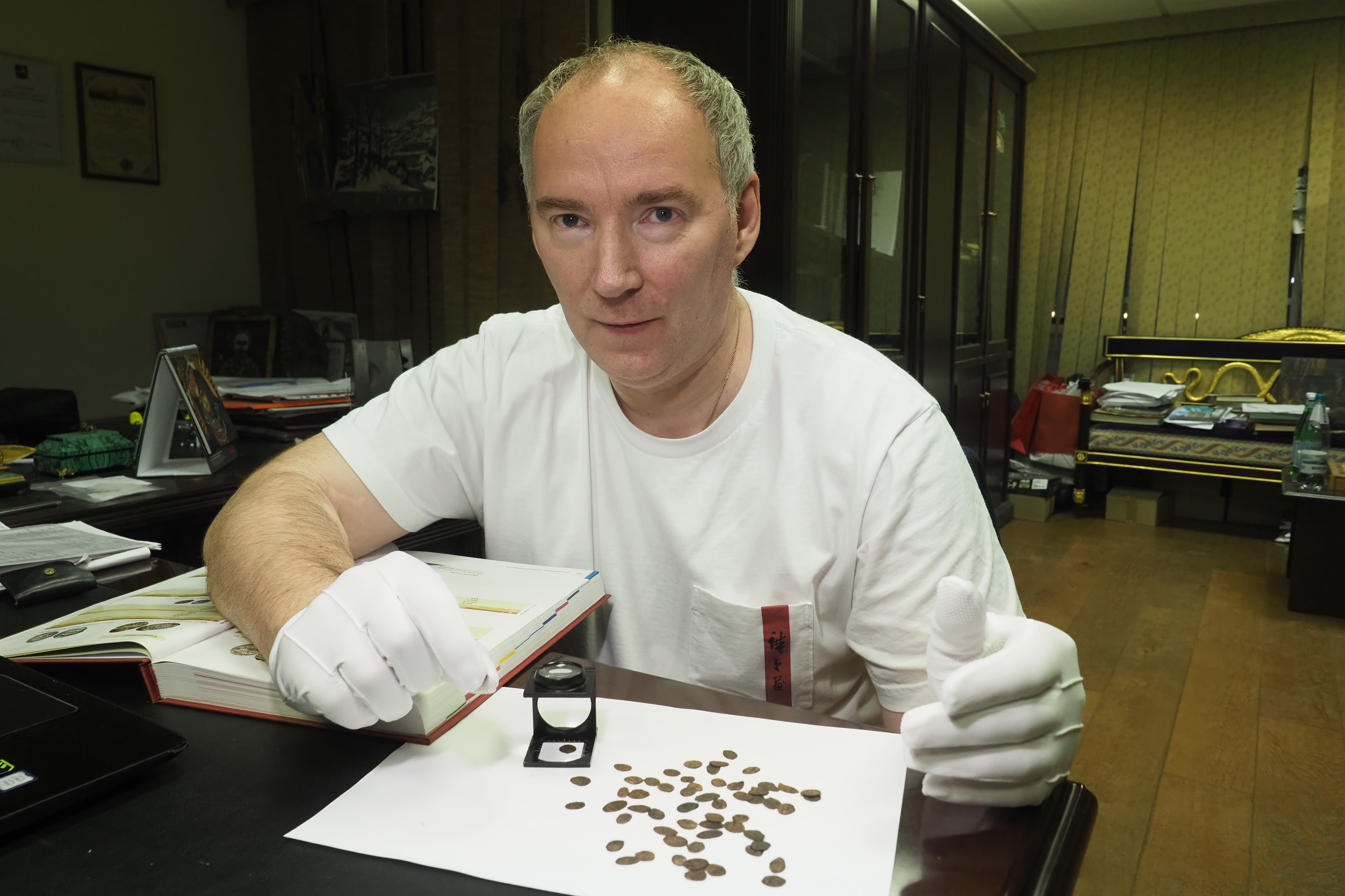 20 января 2021 года. Археолог Константин Воронин показывает монеты XVI века. Фото: Антон Гердо
