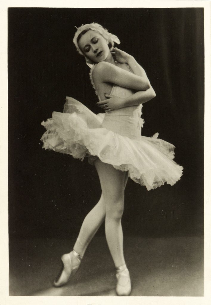 В фондах Российской государственной библиотеки искусств хранятся уникальные фото балерин. Например, Галины Улановой, Одеттыв «Лебедином озере» 1950-х годов. Фото: ФОНД РГБИ