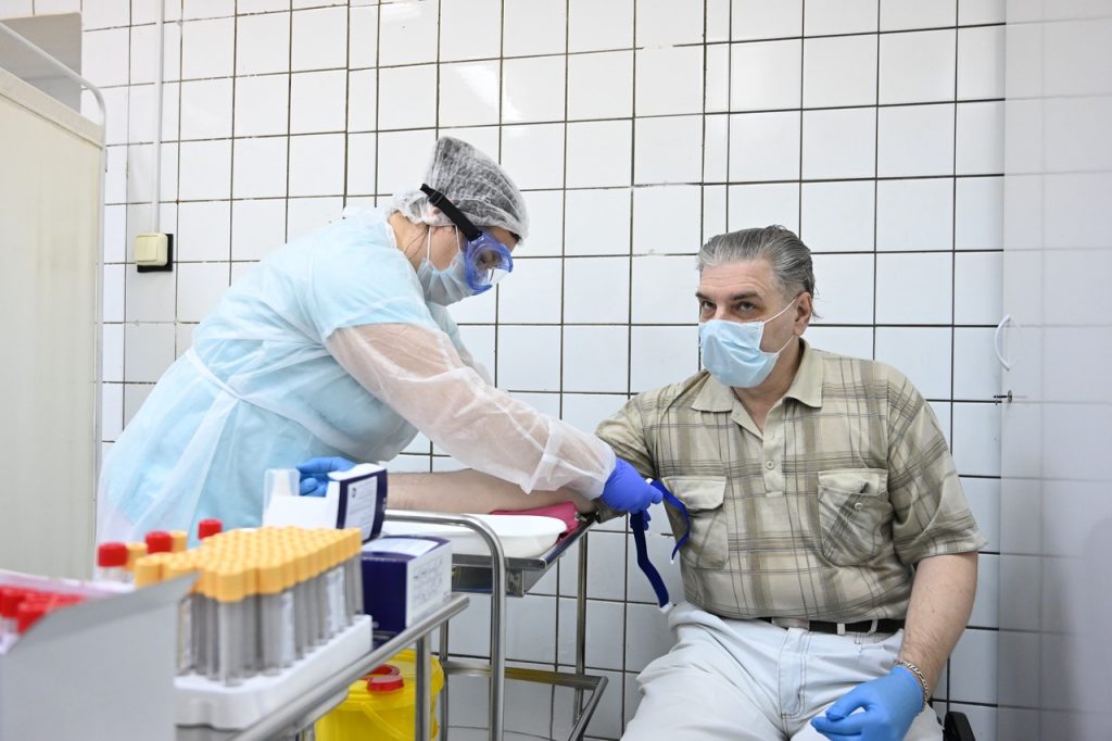Около 2,8 тысячи носителей коронавируса нашли в Москве за сутки