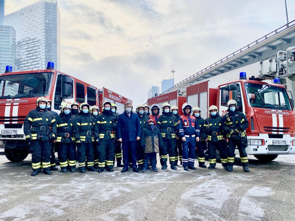 «Большие и красивые машины мне нравились всегда»: подросток Егор посетил пожарно-спасательный отряд №207