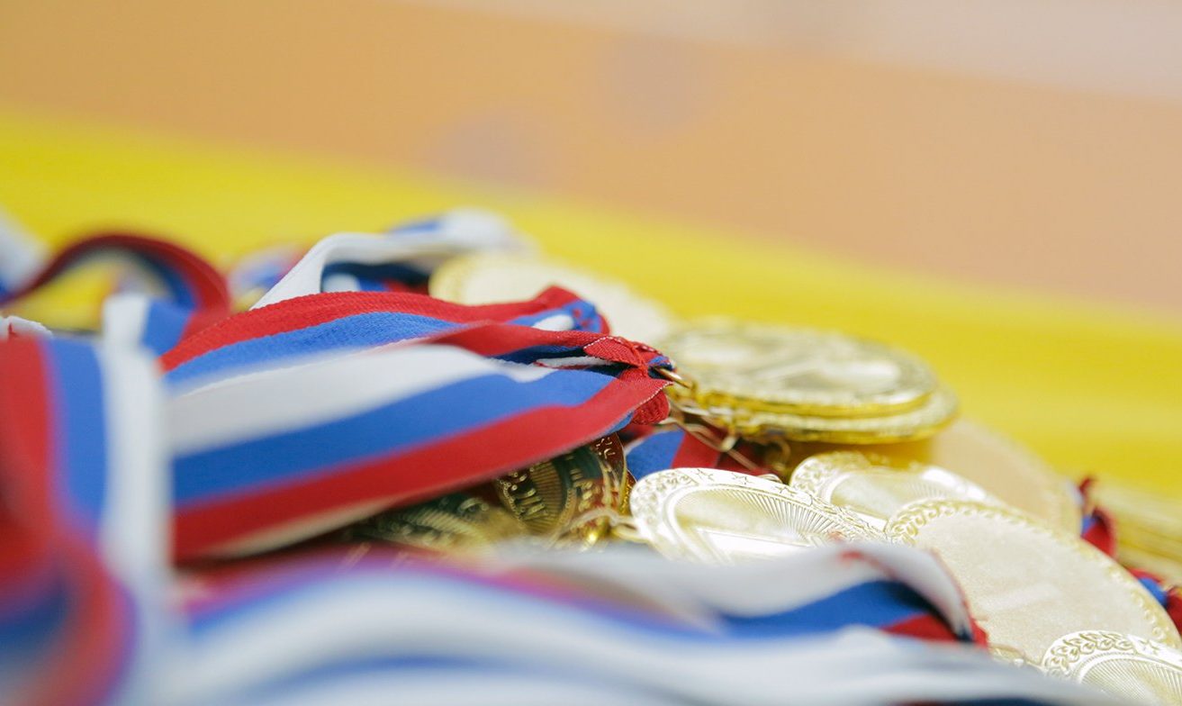 Золото и серебро выиграли женские сборные по футболу школы «Сокол». Фото: сайт мэра Москвы