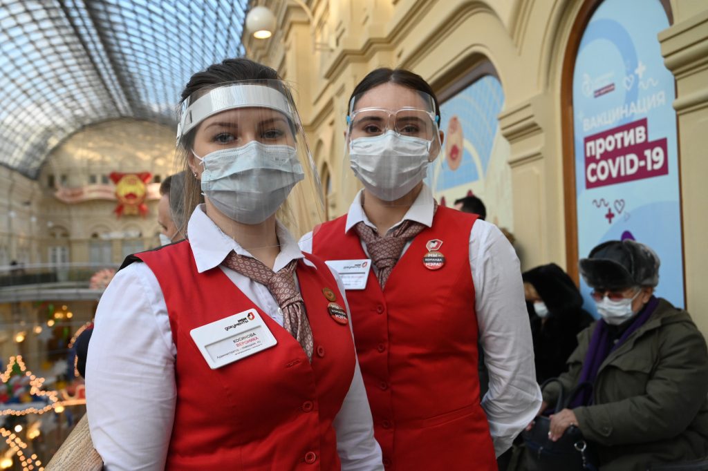 18 января 2021 года. Волонтеры Вероника Косинова и Марина Чочишвили (слева направо) работают в пункте вакцинации в ГУМе. Фото: Алексей Орлов