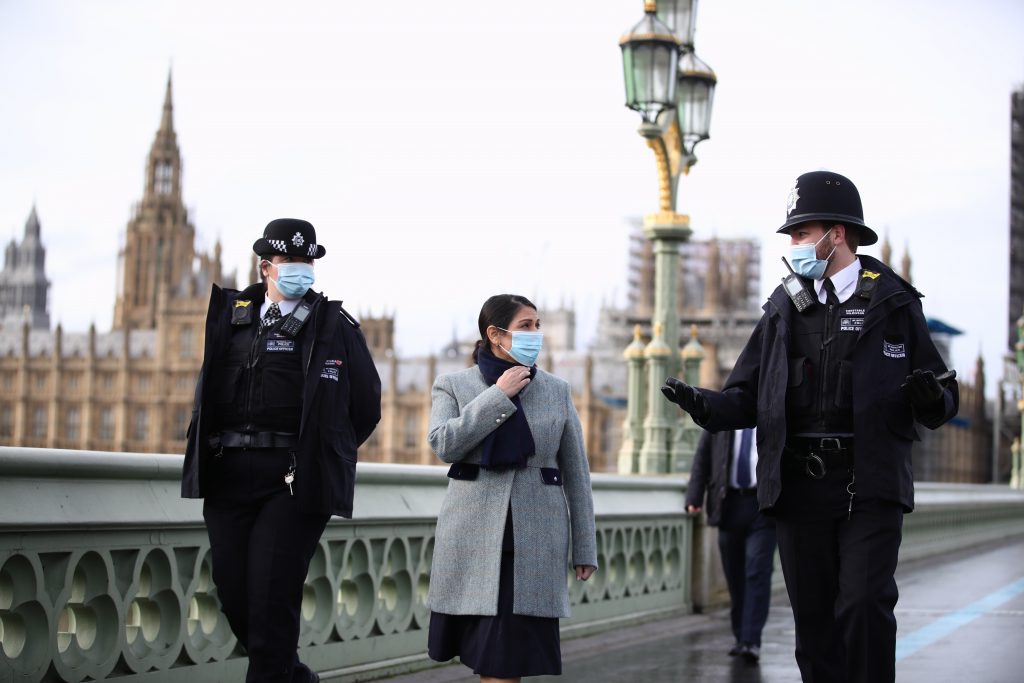 18 января 2021 года. Министр внутренних дел Великобритании Прити Пател (в центре) патрулирует вместе с офицерами Вестминстерский мост (Лондон). Фото: РА/ТАСС