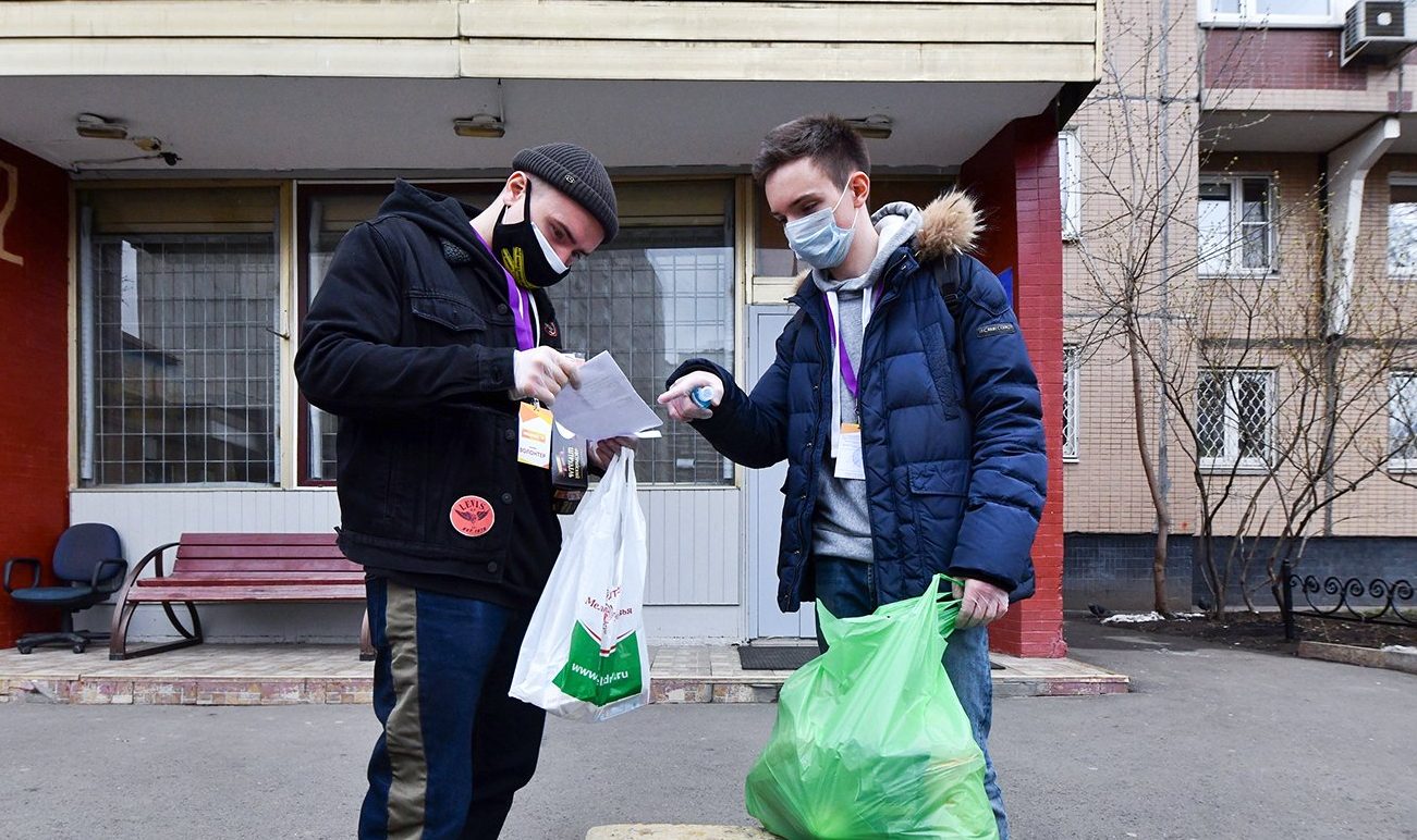 Активисты Молодежной палаты Мещанского района доставили продукты жителям. Фото: сайт мэра Москвы
