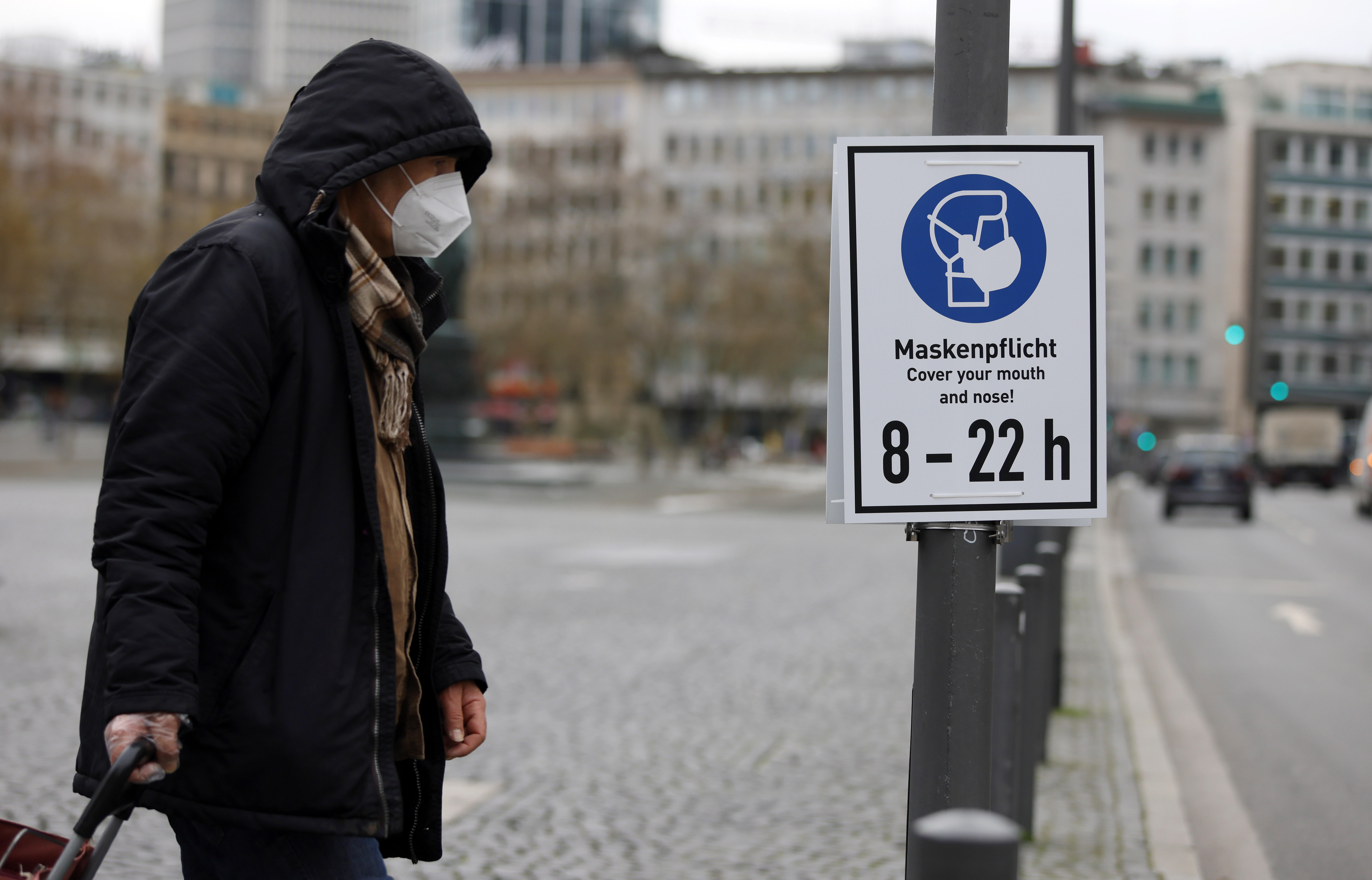 14 января 2021 года. Знак-предупреждение о необходимости масок и об ограничениях по времени во Франкфурте-на-Майне (Германия) во время общенационального локдауна из-за коронавируса COVID-19. Фото: EPA/ТАСС