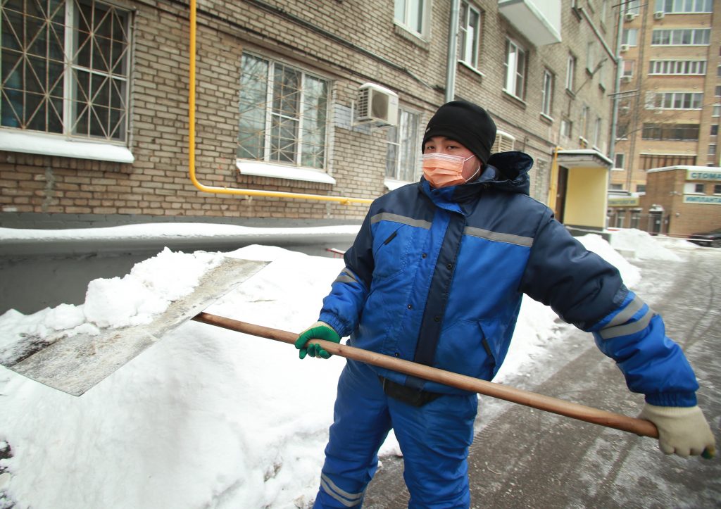 22 января 2021 года. Дворник Улан Дуванаев убирает двор во 2-мЛесном переулке около дома № 8 после сильных снегопадов. Фото: Наталия Нечаева