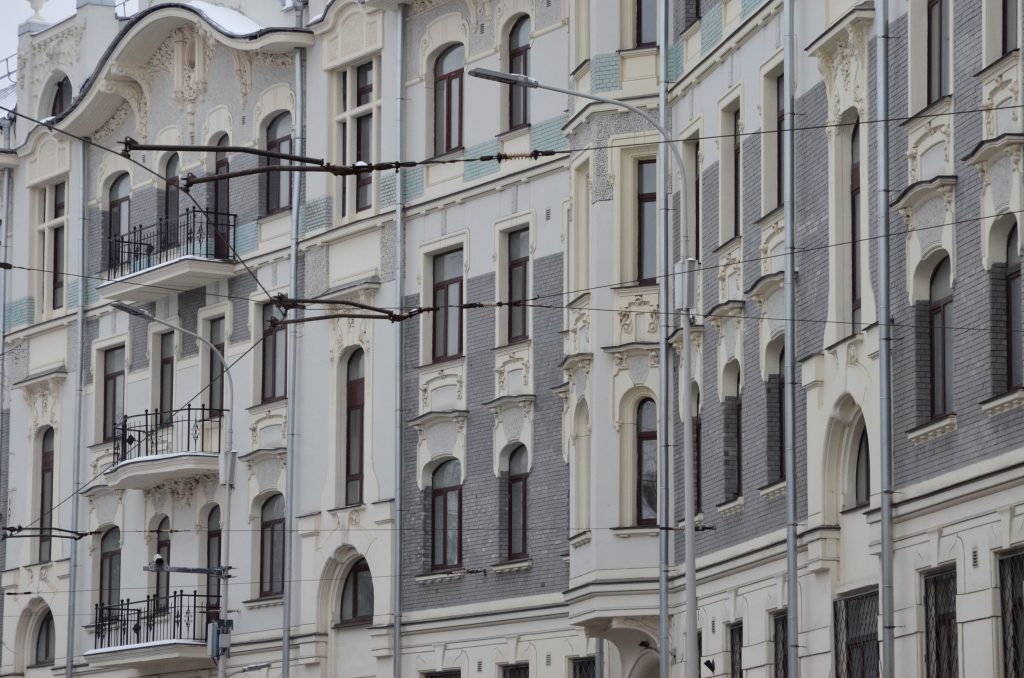 Фасад старинного здания в Петровском переулке отремонтировали