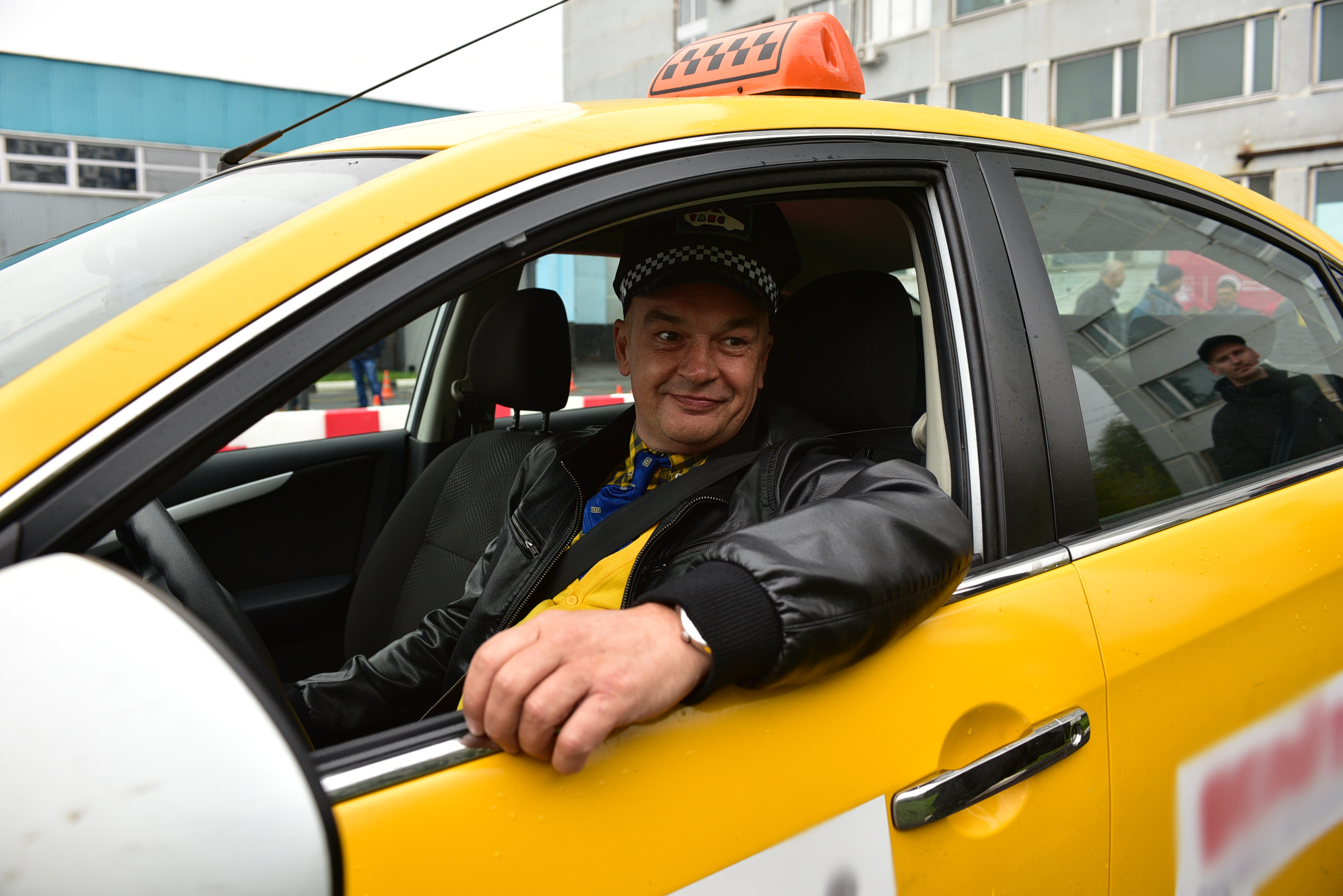 Как устроиться водителем такси