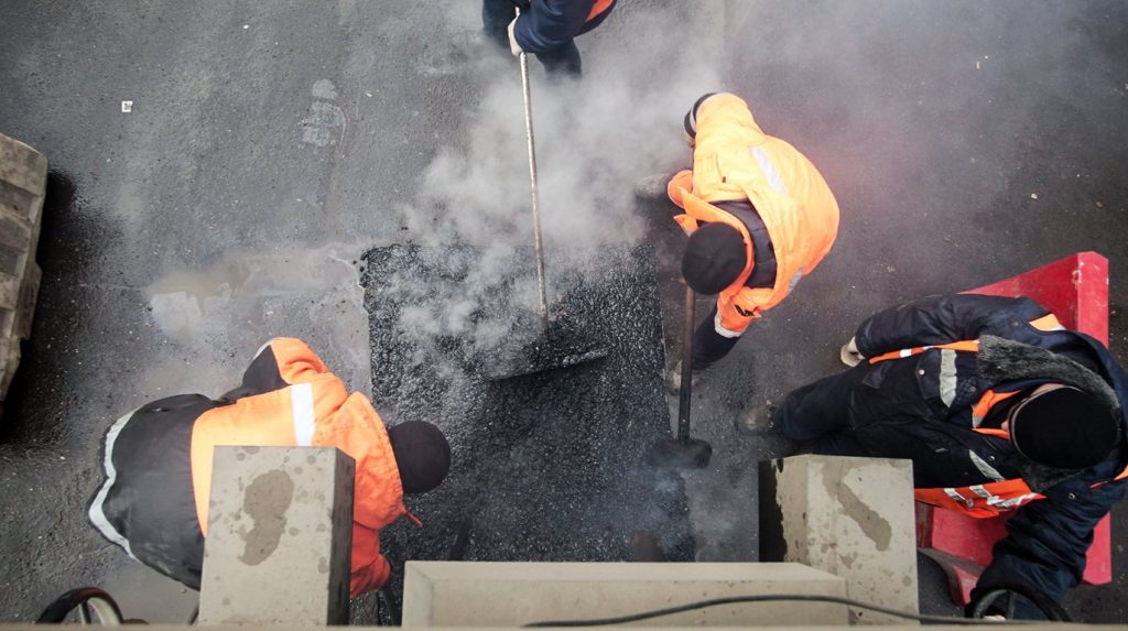 Сотрудники «Жилищника» произвели укладку асфальтобетонного покрытия в Тверском районе