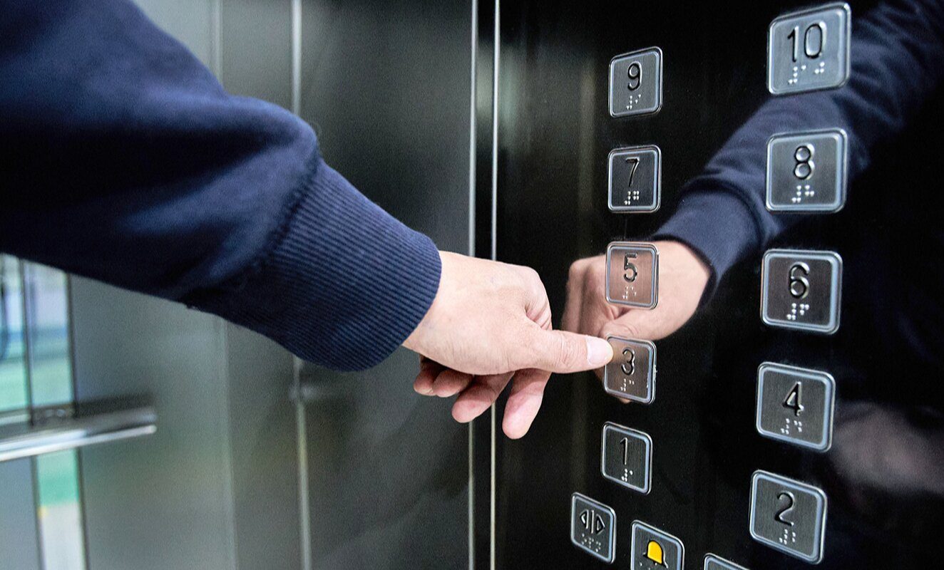 Более десяти пассажирских лифтов обновили в жилых домов в Красносельском районе за год. Фото: сайт мэра Москвы