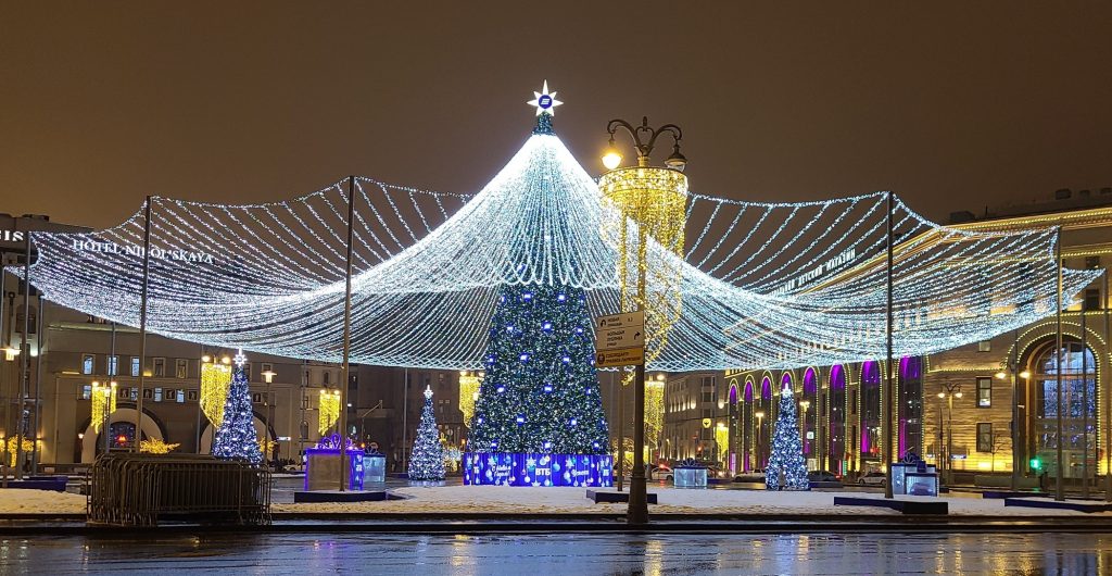 На московских улицах установлено 4 тысяч больших и малых световых конструкций. Фото: Аксинья Кравченко 