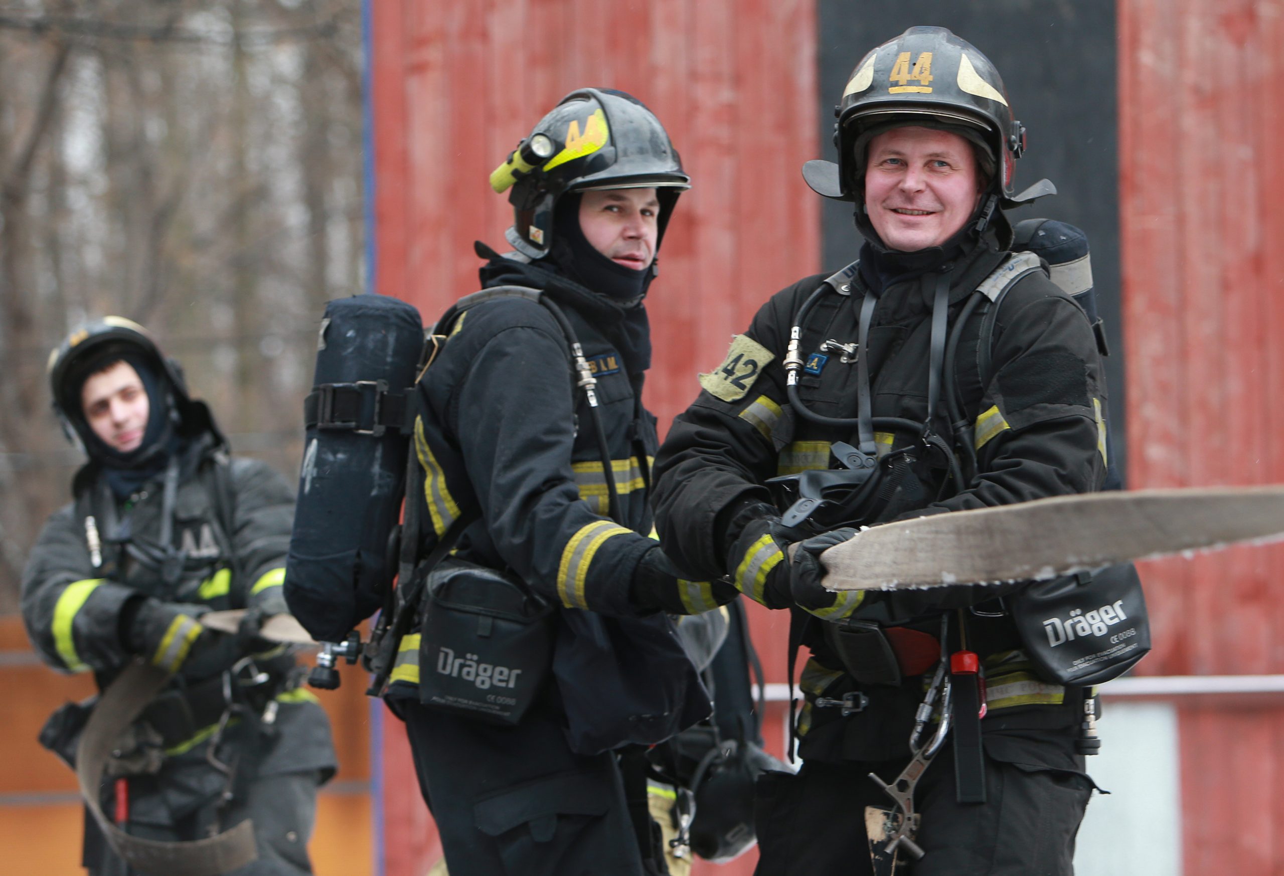 29 января 2021 года. Пожарные Александр Горбачев и Виталий Бурлий (слева направо) выполняют задание на тренировочной площадке. Фото: Наталия Нечаева