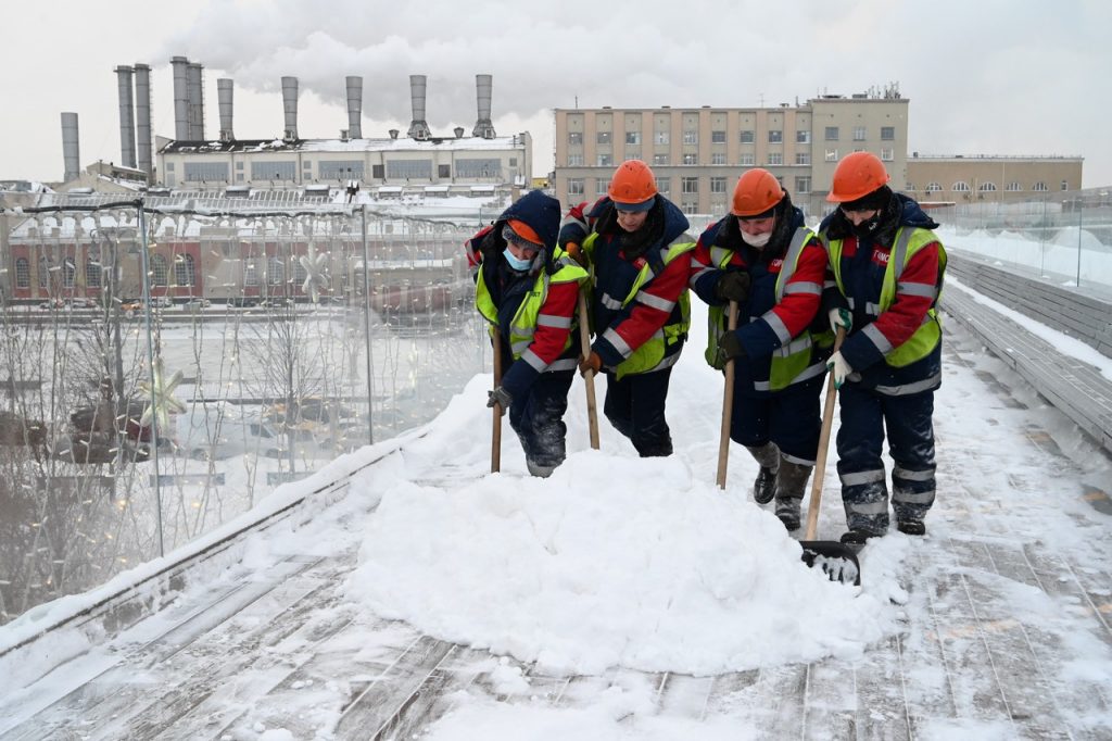 Москва направила 65 тысяч рабочих и дворников на расчистку снега в пятницу