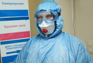В «красных зонах» врачи носят специальные костюмы. Фото: Наталья Нечаева